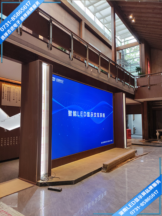 長(zhǎng)沙岳麓區(qū)桐梓坡路萬(wàn)象城商場(chǎng)服裝店LED顯示屏.jpg